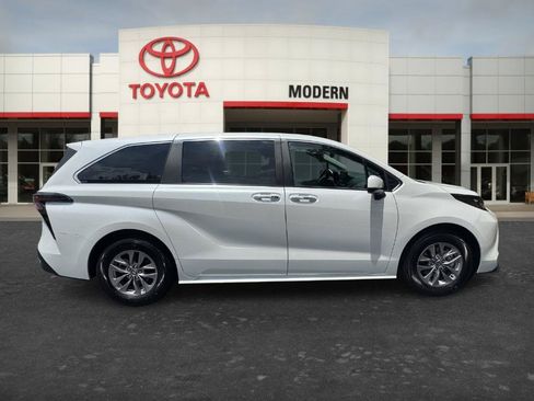 Used 2025 Toyota Sienna XLE FWD image 4