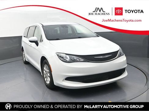 Used 2023 Chrysler Voyager LX image 1