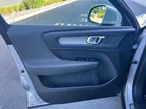 Used 2025 Volvo XC40 B5 Plus AWD/4WD image 19