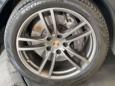 Used 2023 Porsche Cayenne Platinum Edition image 11