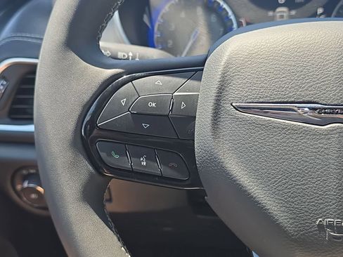 Used 2025 Chrysler Pacifica Limited FWD image 28