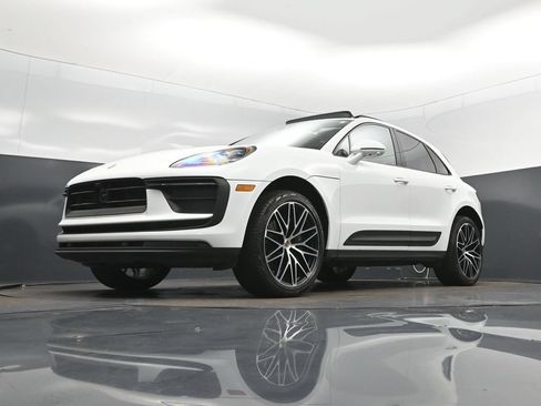 Used 2024 Porsche Macan AWD/4WD image 38