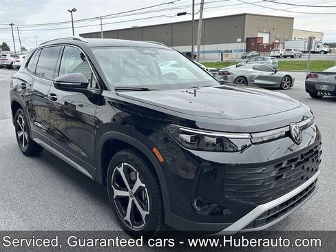 Used 2025 Volkswagen Tiguan SE image 3