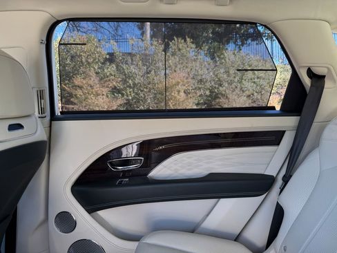 Used 2023 Bentley Bentayga Extended Wheelbase image 40