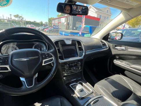 Used 2017 Chrysler 300 Limited image 27