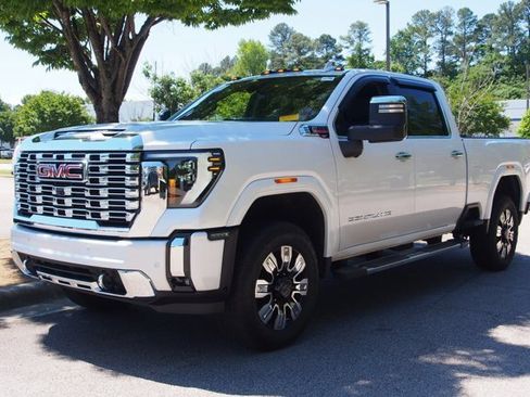 Used 2024 GMC Sierra 2500 Denali w/ Technology Package AWD/4WD image 3