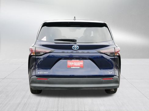 Used 2025 Toyota Sienna LE image 6