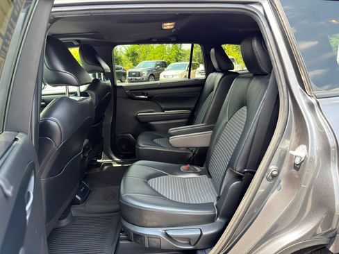 Used 2021 Toyota Highlander XSE AWD/4WD image 25