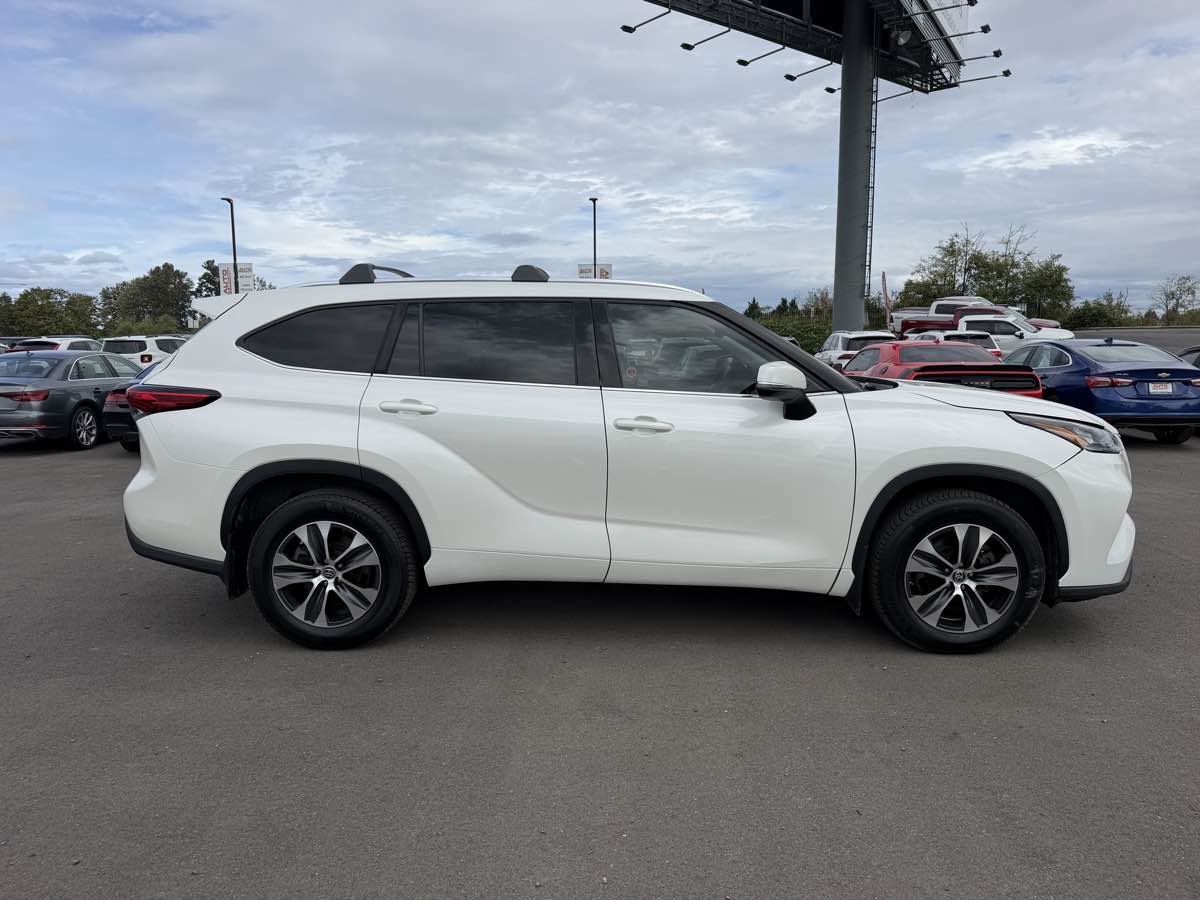 Used 2020 Toyota Highlander XLE AWD/4WD image 9