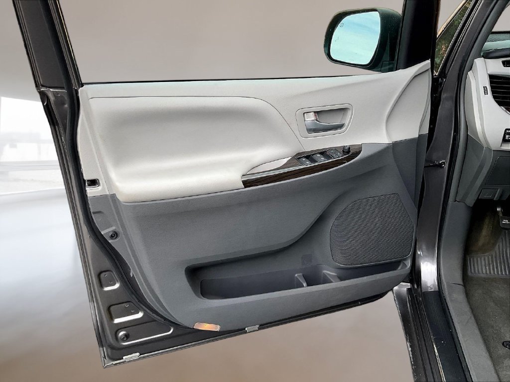 Used 2017 Toyota Sienna XLE Premium AWD/4WD image 18