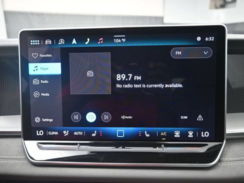 Used 2025 Volkswagen Tiguan SE FWD image 11