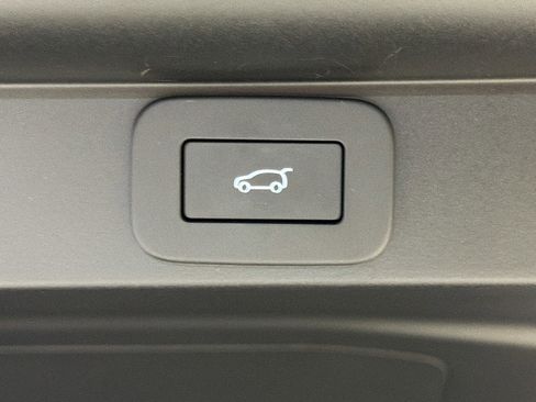 Used 2025 Land Rover Range Rover Long Wheelbase SE image 14