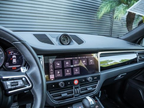 Certified 2025 Porsche Macan image 18