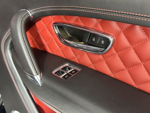 Used 2017 Bentley Bentayga image 34