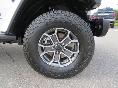 New 2025 Jeep Gladiator Mojave image 11