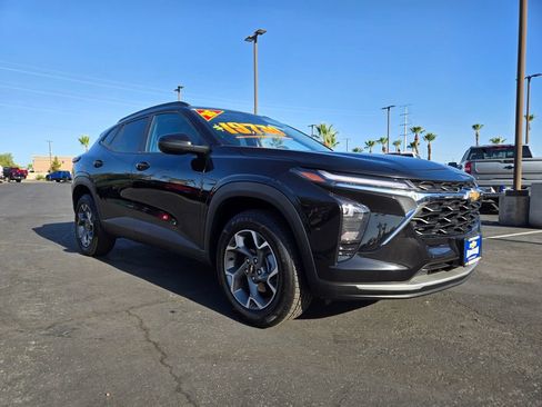 Used 2025 Chevrolet Trax LT FWD image 1