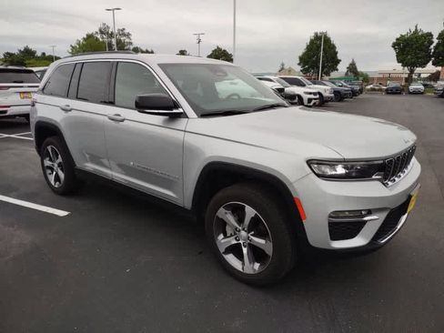 Used 2025 Jeep Grand Cherokee Limited w/ Trailer Tow Package AWD/4WD image 3