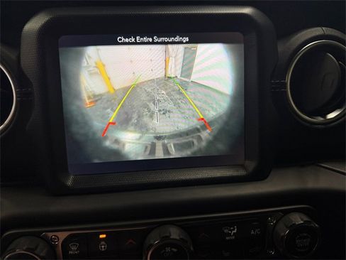 Used 2018 Jeep Wrangler Unlimited Sahara w/ Uconnect 4C Nav & Sound Group image 15