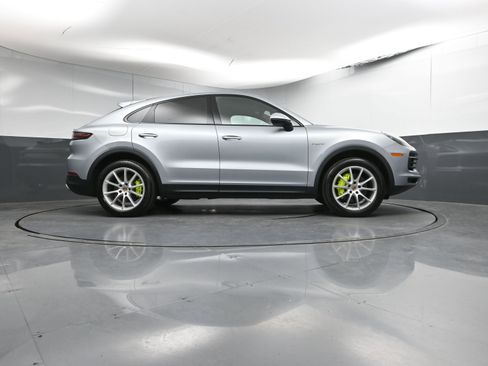 Used 2023 Porsche Cayenne E-Hybrid image 32