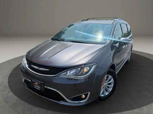 Used 2019 Chrysler Pacifica Touring-L FWD image 2