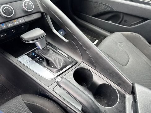Used 2025 Hyundai Elantra SE FWD image 13