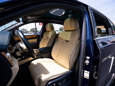 Used 2022 Bentley Bentayga AWD/4WD image 35