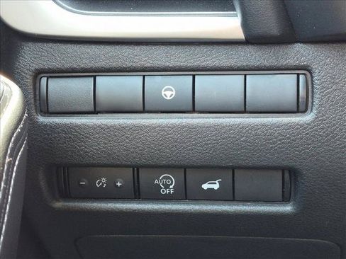 Used 2025 Nissan Rogue SV FWD image 15
