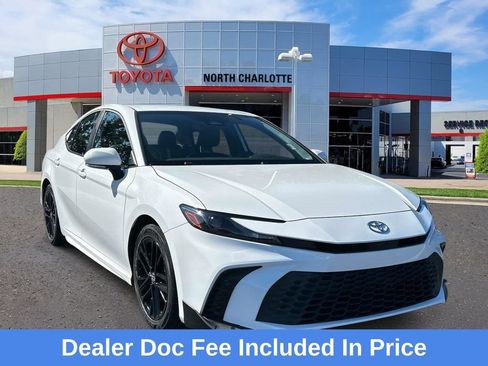 Used 2025 Toyota Camry SE w/ Convenience Package FWD image 1