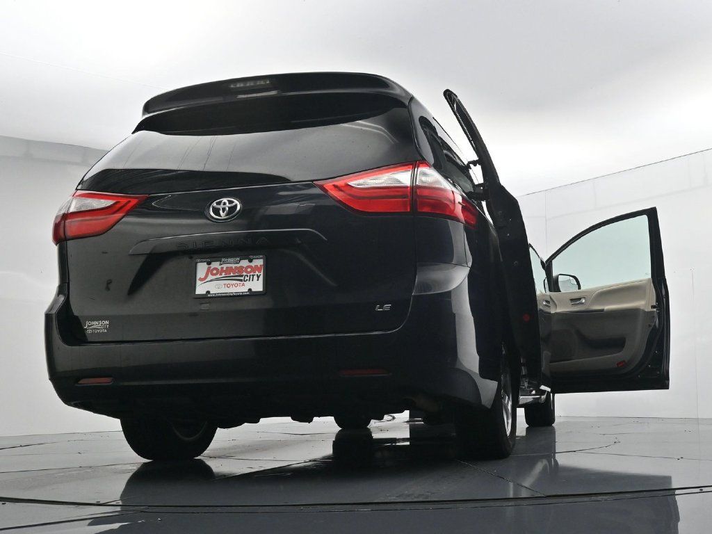 Used 2017 Toyota Sienna LE FWD image 43