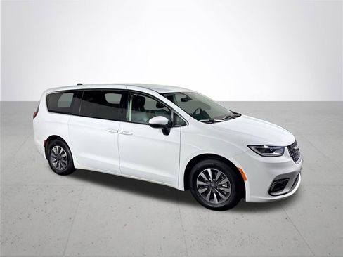 Used 2023 Chrysler Pacifica Touring-L FWD image 4