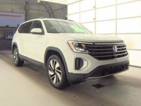 Used 2024 Volkswagen Atlas SE image 3