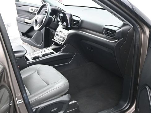 Used 2021 Ford Explorer XLT RWD image 6