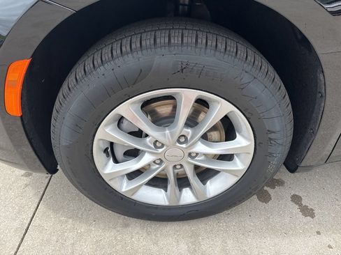 New 2027 Chrysler Pacifica Select AWD/4WD image 6