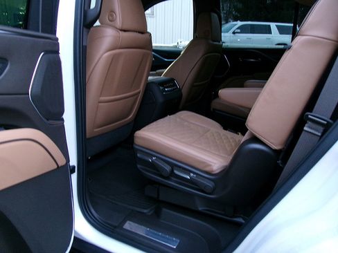 Used 2023 Cadillac Escalade Premium Luxury image 14