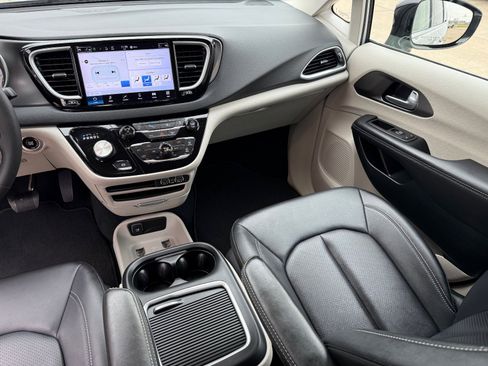 Used 2024 Chrysler Pacifica Touring-L image 17