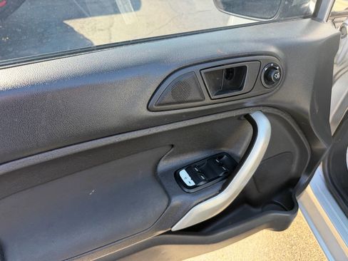 Used 2013 Ford Fiesta SE FWD image 8