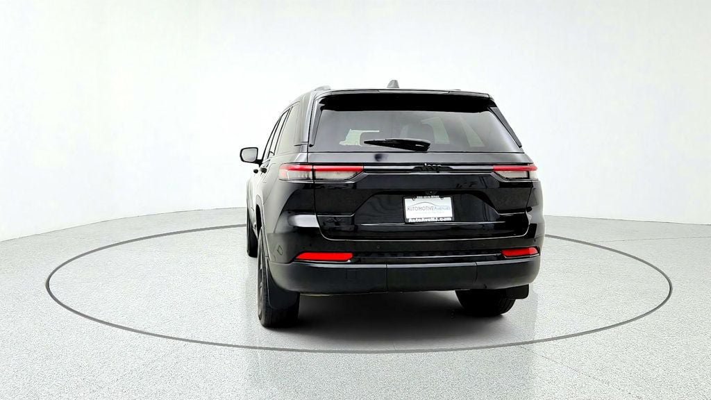 Used 2024 Jeep Grand Cherokee Altitude AWD/4WD image 6