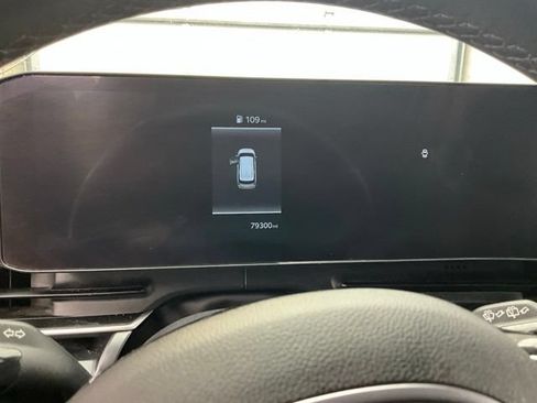 Used 2025 Kia Carnival FWD image 3