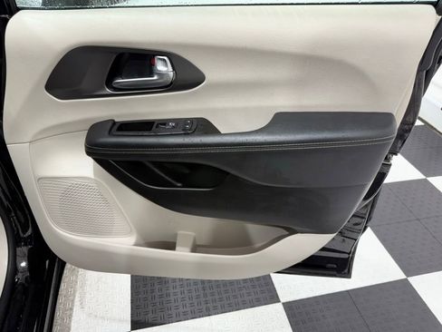 Used 2024 Chrysler Pacifica Touring-L image 22