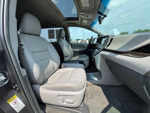 Used 2017 Toyota Sienna XLE w/ XLE Navigation Package FWD image 12