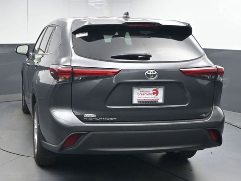 Used 2022 Toyota Highlander LE image 6