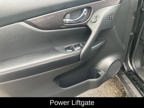 Used 2018 Nissan Rogue SV w/ Premium Package image 13