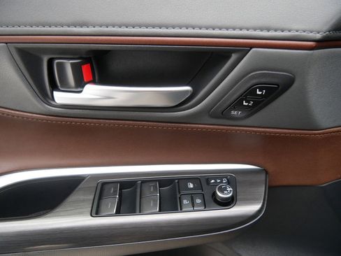 Used 2021 Toyota Venza Limited w/ Advanced Technology Package image 18