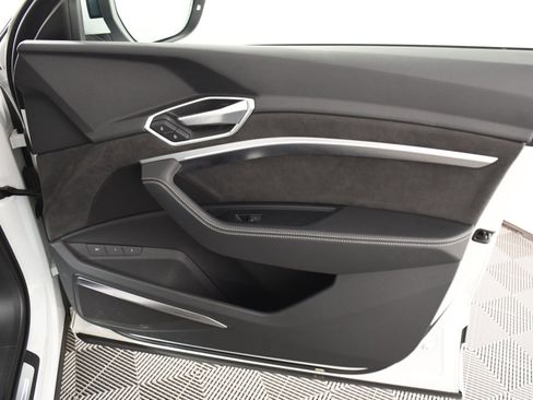 Used 2021 Audi e-tron Prestige w/ Prestige Package image 16