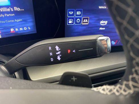 Used 2025 Chevrolet Traverse LT image 25