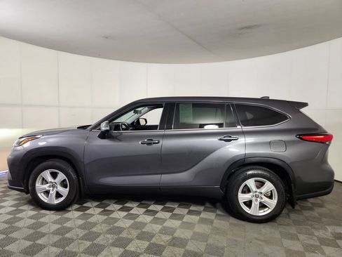 Used 2022 Toyota Highlander LE AWD/4WD image 4