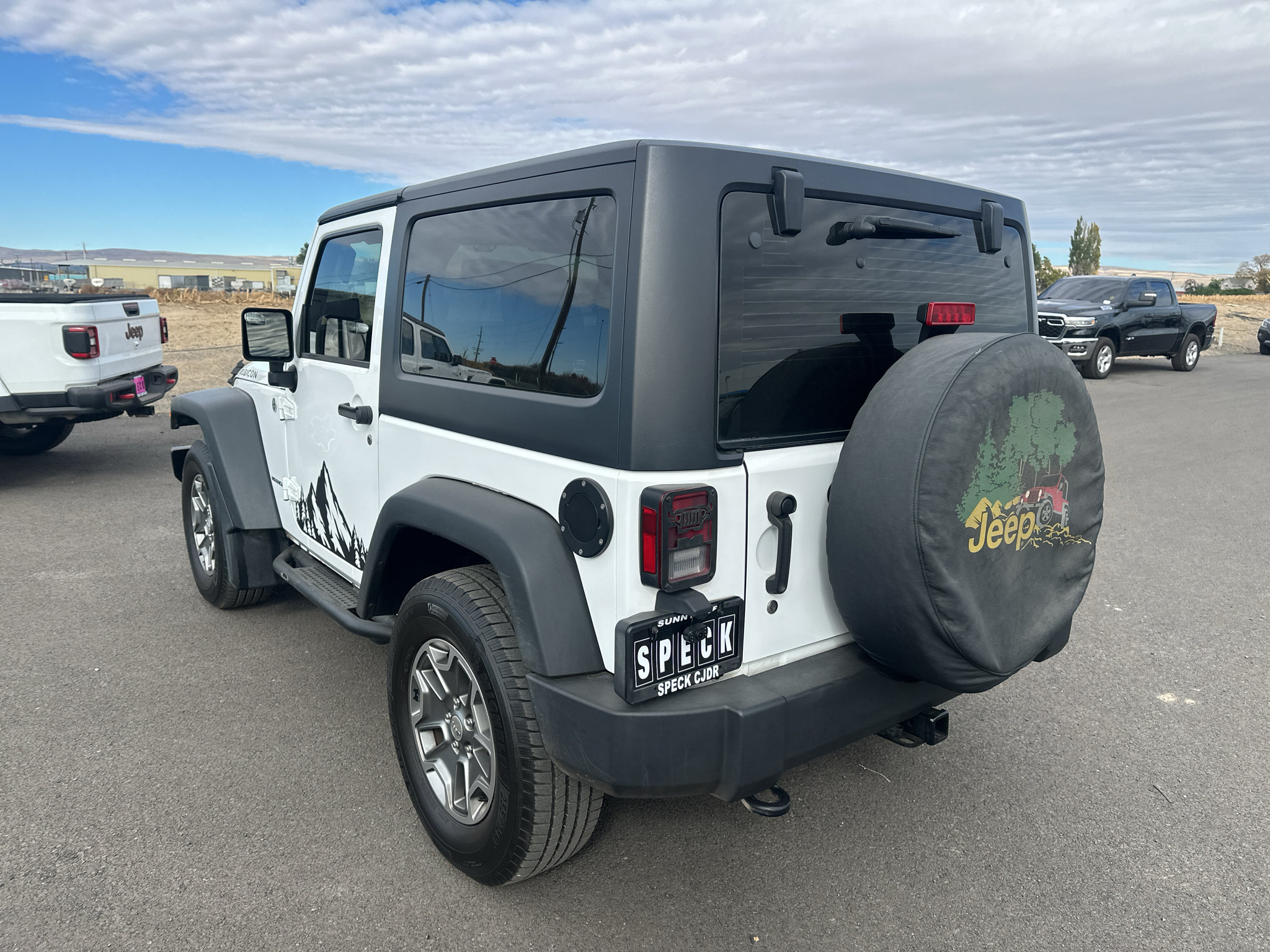 Used 2015 Jeep Wrangler Rubicon w/ Connectivity Group AWD/4WD image 3