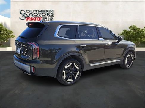 Used 2023 Kia Telluride EX w/ EX Captain's Chair Package image 5