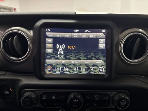 Used 2018 Jeep Wrangler Unlimited Sahara w/ Dual Top Group AWD/4WD image 14