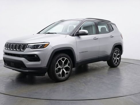 Used 2025 Jeep Compass Limited AWD/4WD image 3